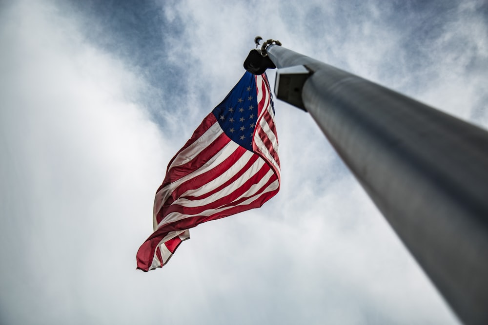 기둥에 미국 국기의 로우 앵글 사진