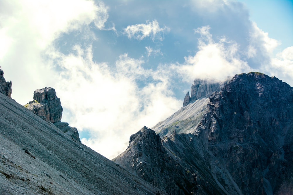 montaña bajo cielos nublados