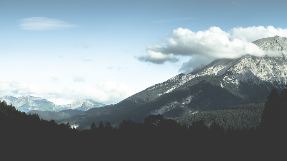 montagna grigia e bianca