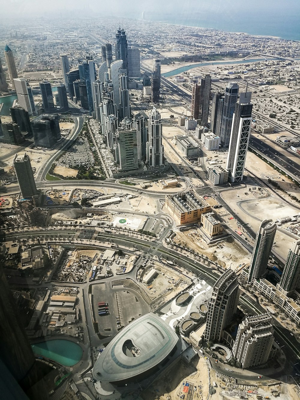 Foto a vista de pájaro de edificios de gran altura en la ciudad
