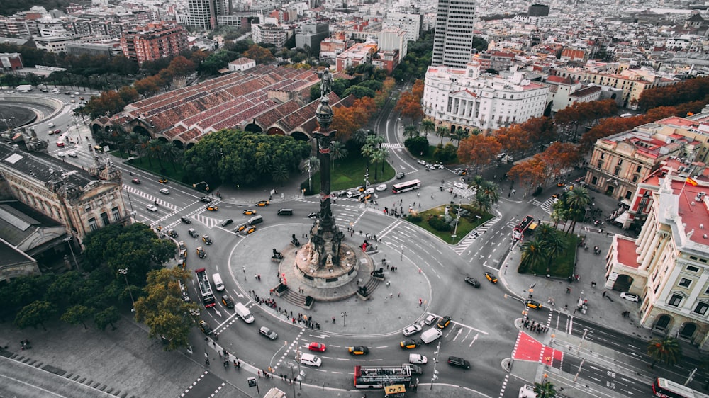 Vista de pájaro de un edificio de gran altura de hormigón blanco y marrón