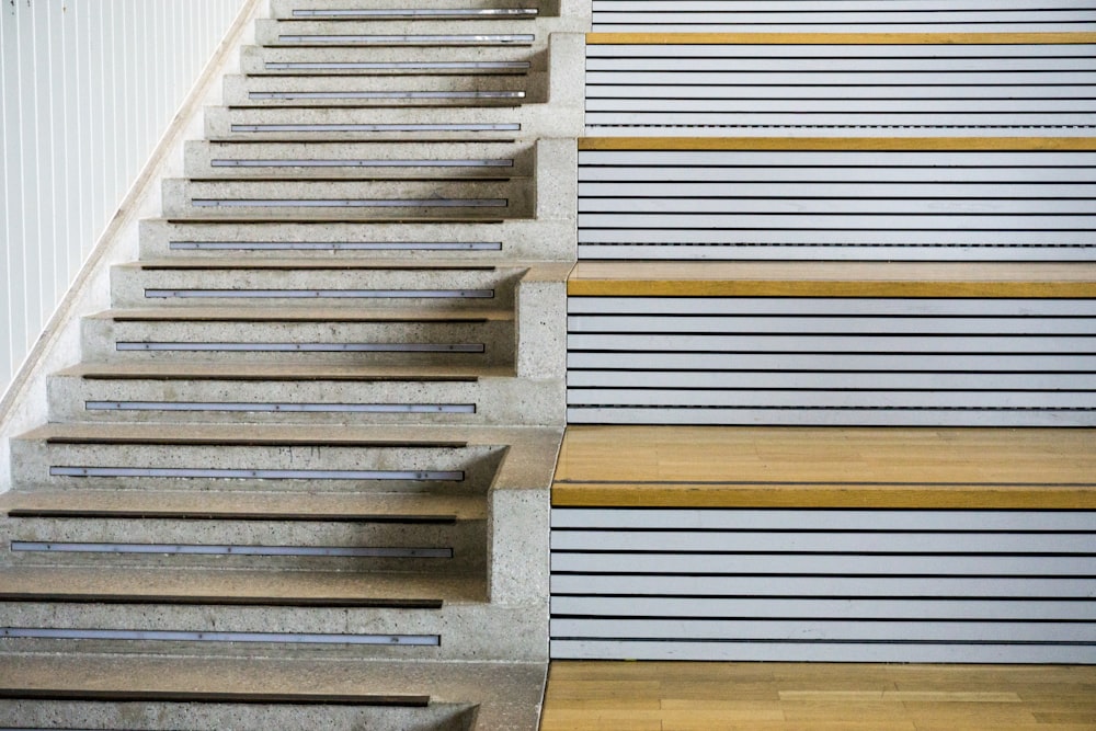 Escaliers en bois et béton brun