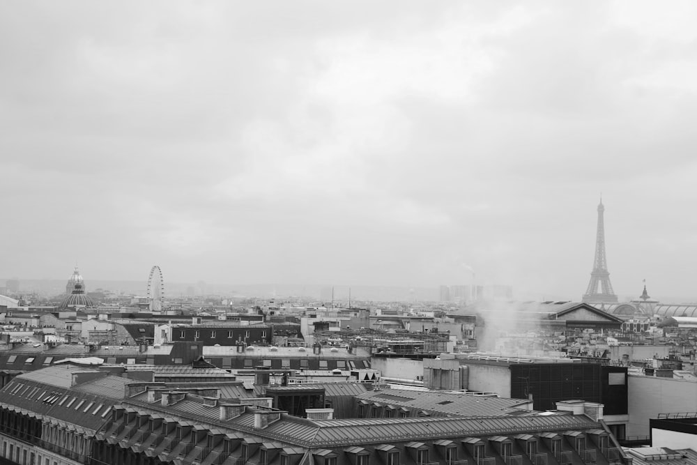 Une photo en noir et blanc d’un paysage urbain