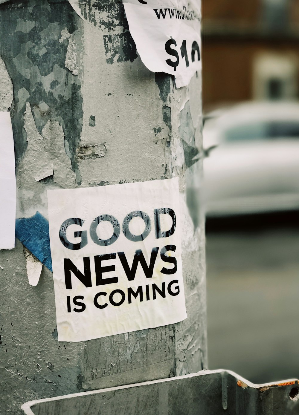 weißes Papier "Gute Nachricht kommt" an der Wand