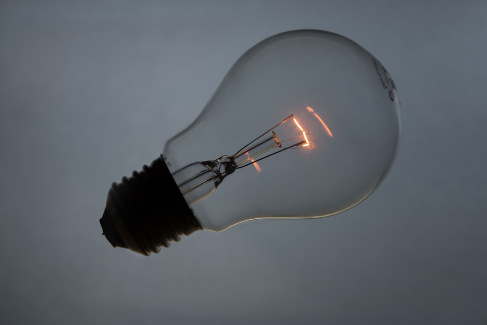 Fotografia de lâmpada incandescente cinza