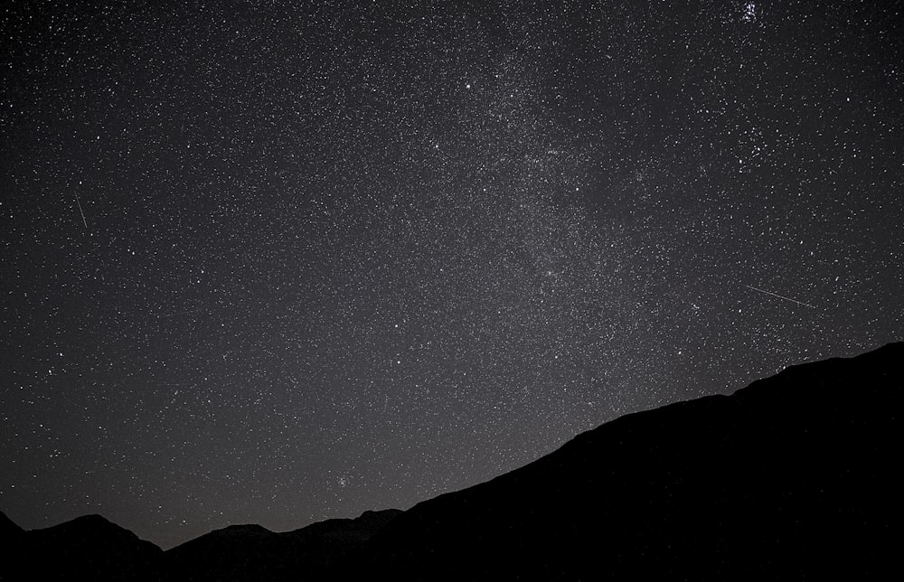 Silhouettenfoto des Berges unter dem Sternenpfad