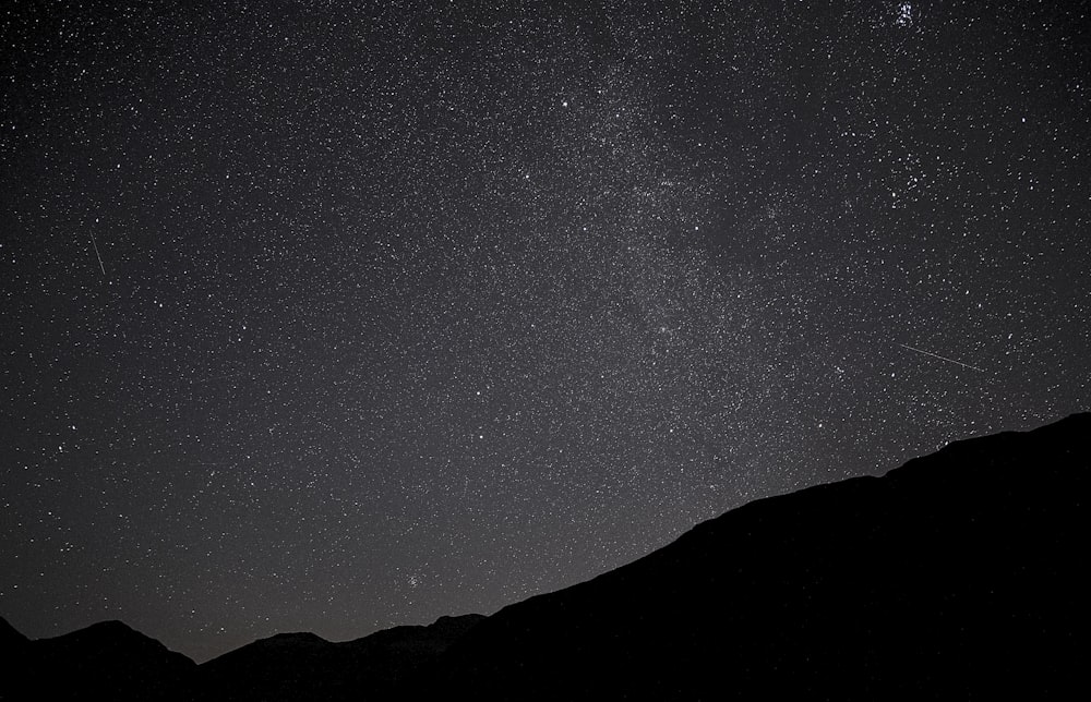 Foto de la silueta de la montaña bajo el rastro de la estrella