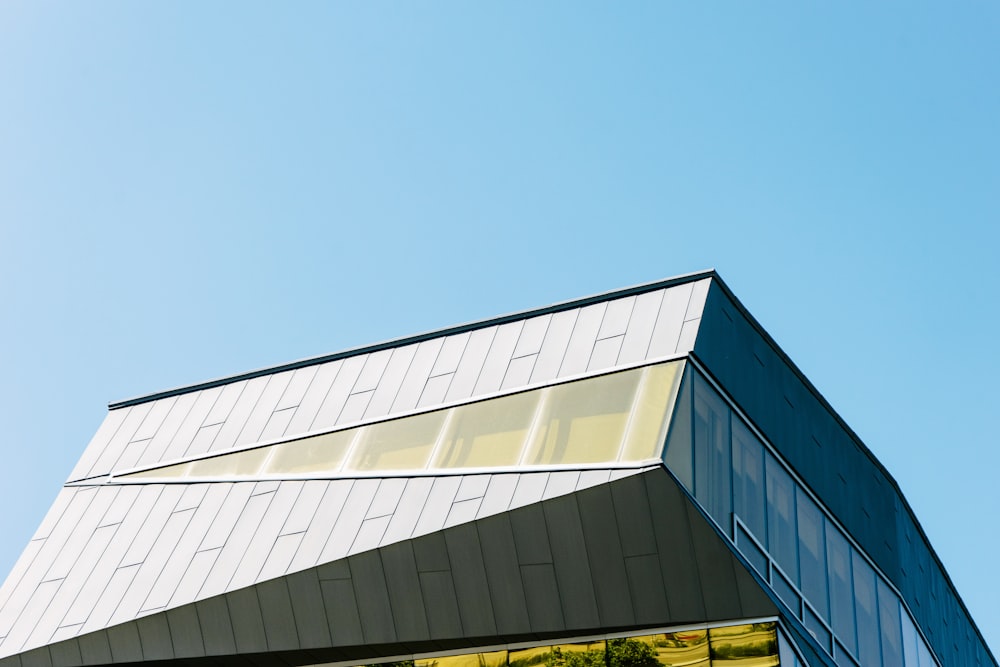 foto dell'occhio di verme di un edificio in cemento