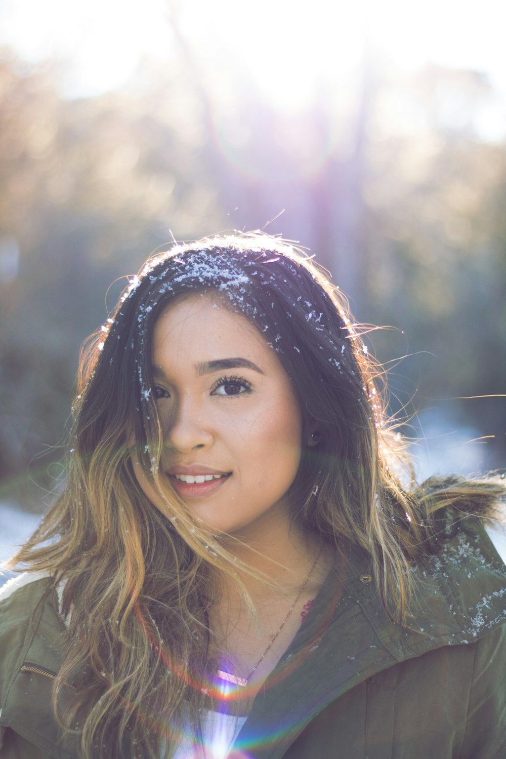 Mujer con nieve en la cabeza