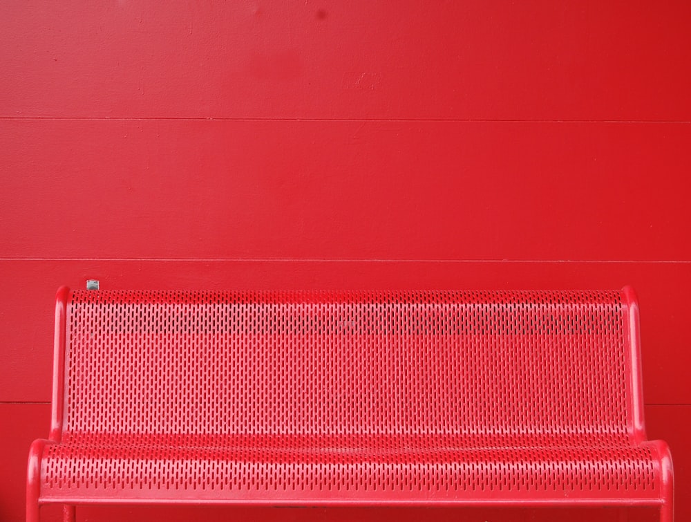 banc en métal rouge