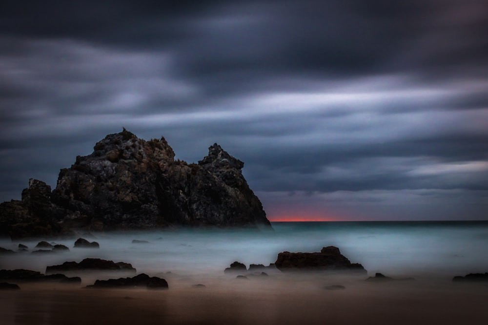 fotografia di paesaggio di mare e formazioni rocciose