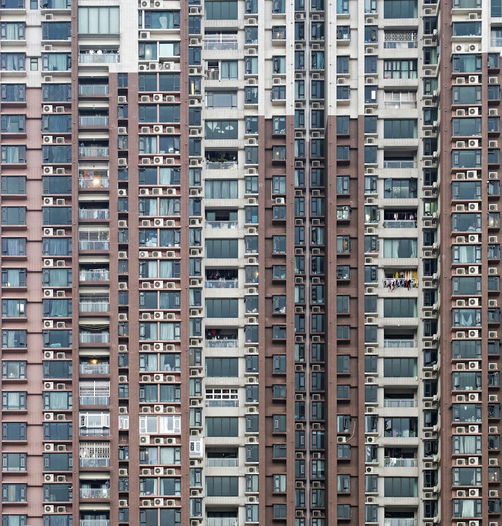 Foto di grattacieli marroni e bianchi