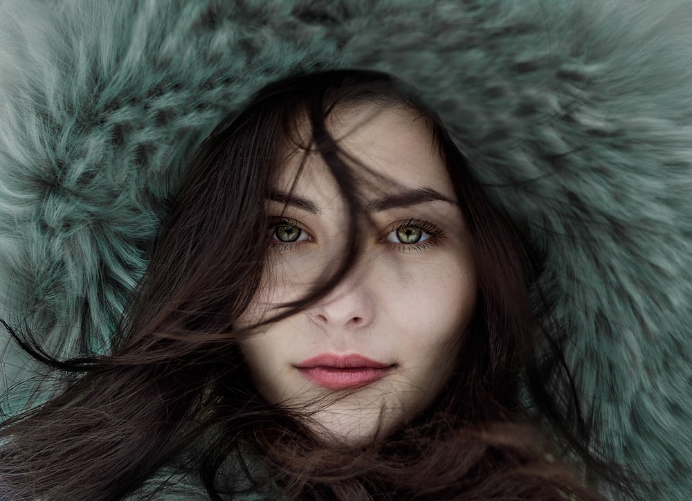 femme portant un sweat à capuche en fourrure