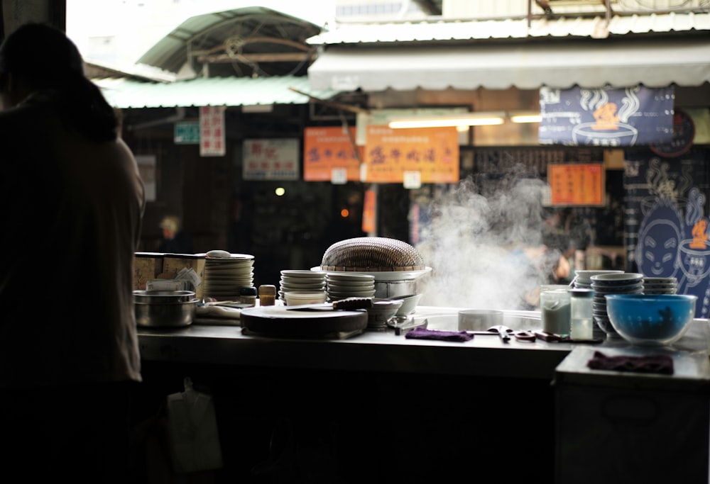 mujer de pie frente a la cocina con cuencos