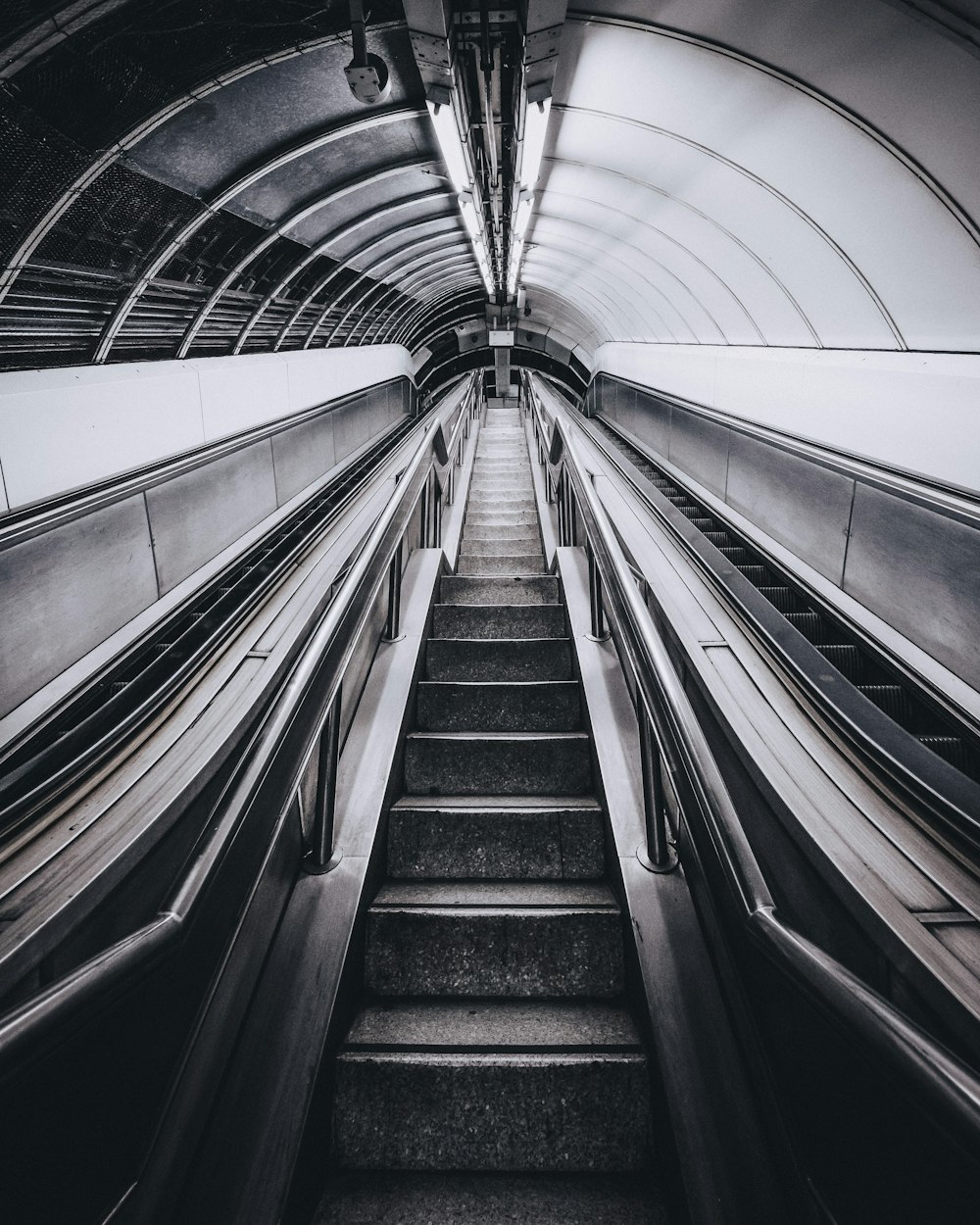 Foto en escala de grises de la escalera mecánica