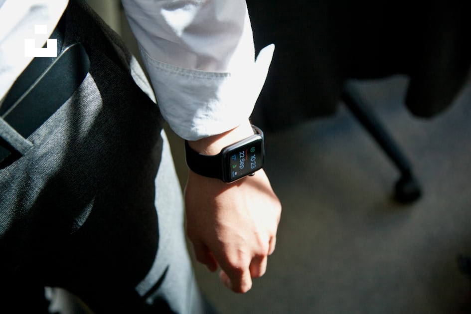 Apple Watch on person's wrist photo – Free United kingdom Image on Unsplash