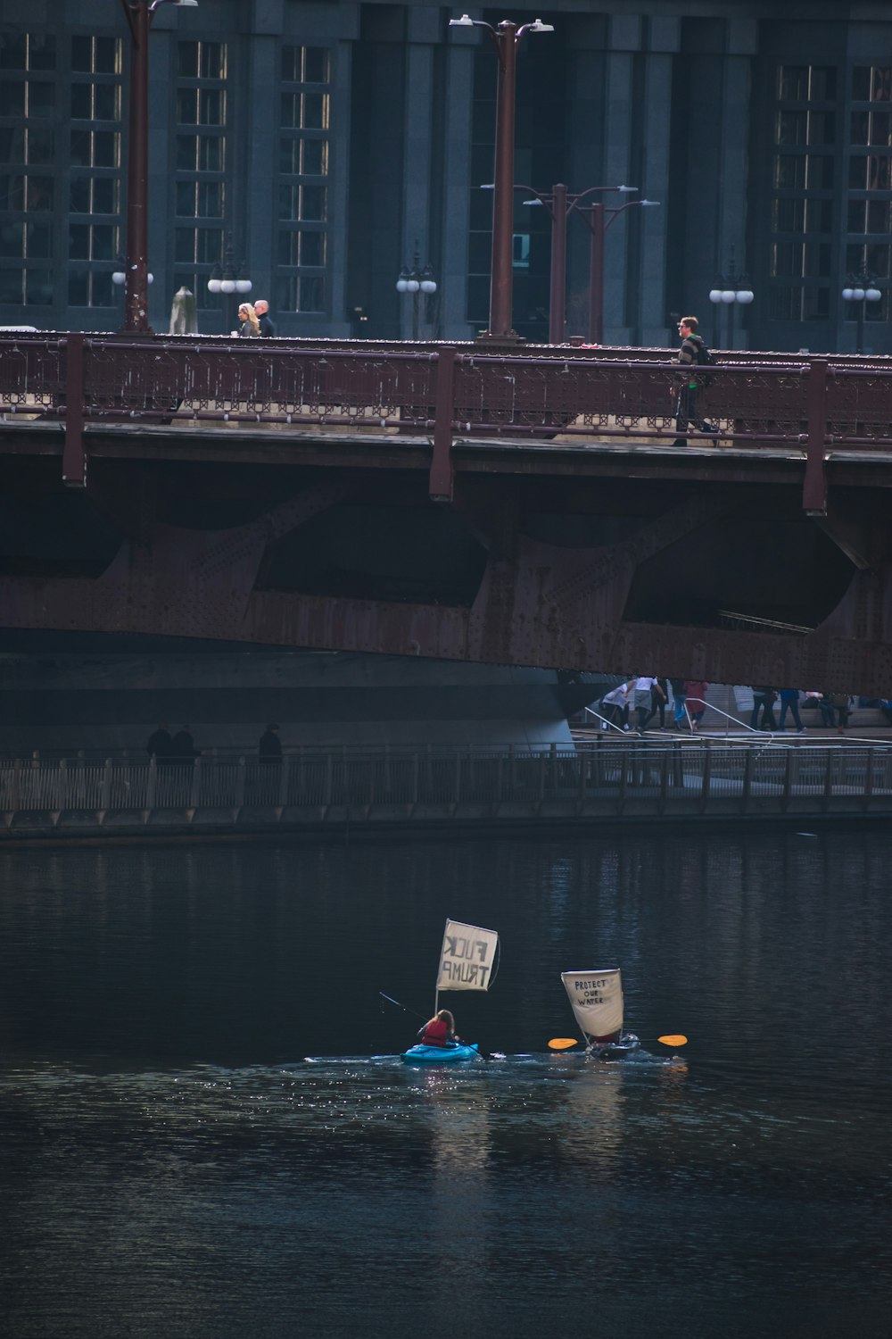 Mujer montada en kayak azul en el cuerpo de agua