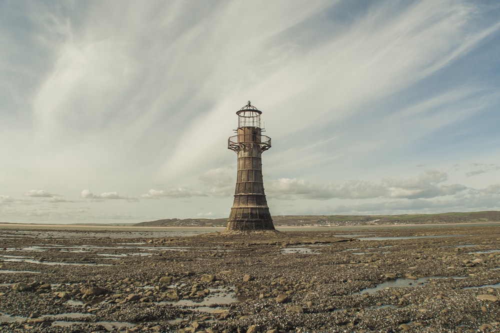 Phare brun pendant la journée