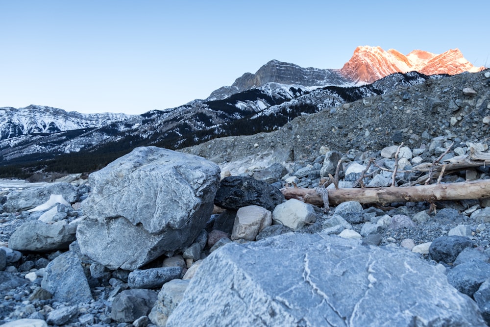 formações rochosas vendo a montanha durante o dia