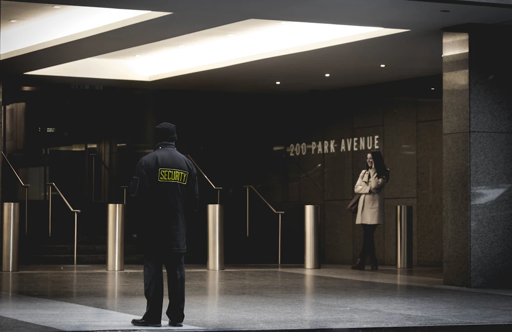 Agent de sécurité en poste dans un hall d'accès
