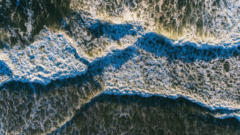 Fotografía aérea de la vista de las olas del mar durante el día