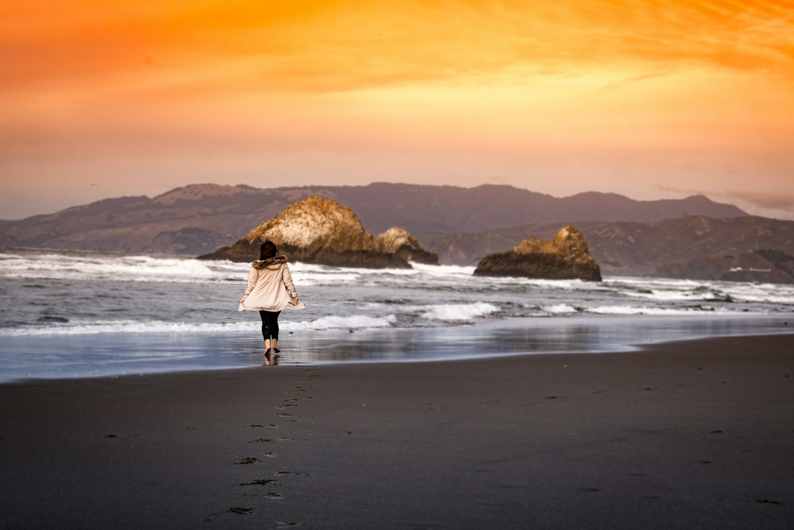 Canon EOS 750D (EOS Rebel T6i / EOS Kiss X8i) + Canon EF-S 55-250mm F4-5.6 IS STM sample photo. Woman wearing on seashore photography