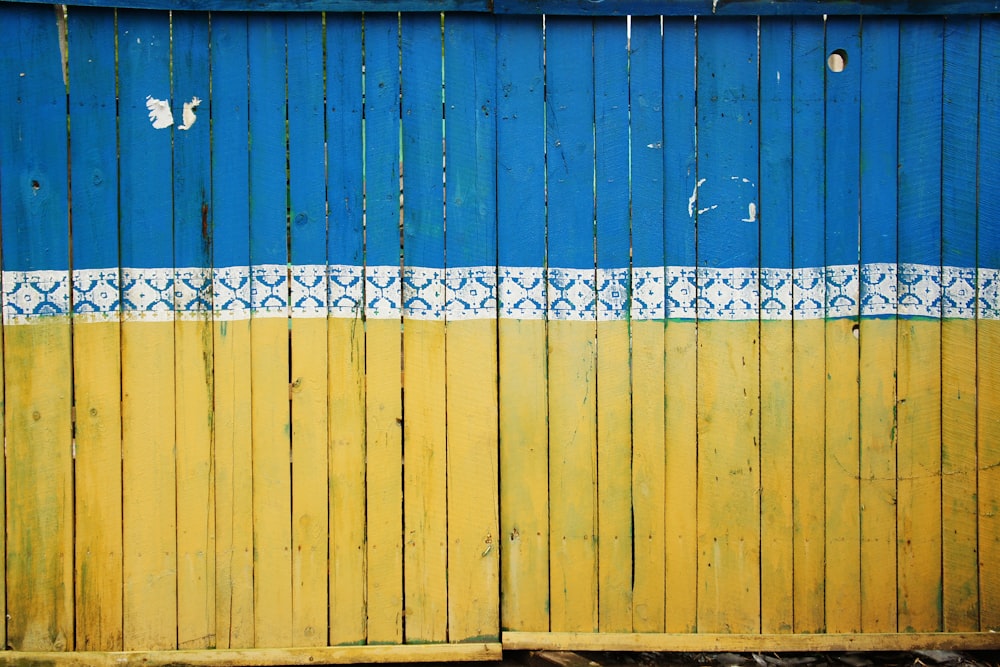 clôture en bois jaune et bleu
