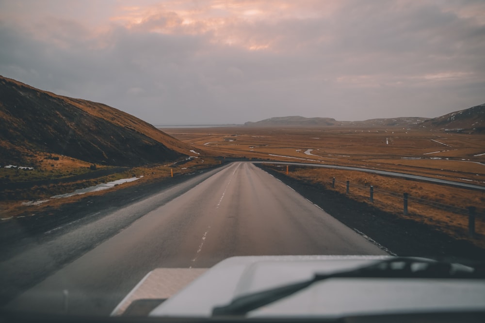 route goudronnée grise pendant la journée