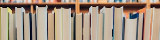 bibliothèque avec livres étudiants