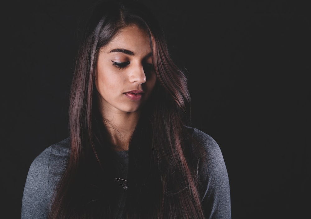 woman wearing grey crew-neck top