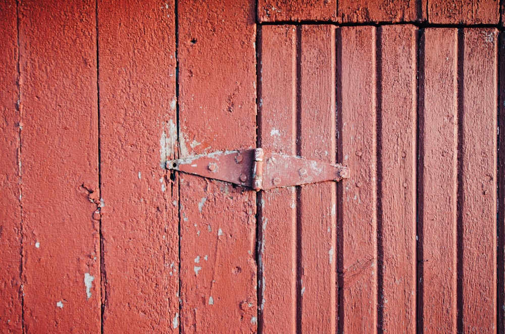 cerniera della porta rossa