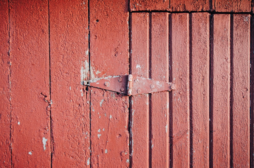 dobradiça da porta vermelha