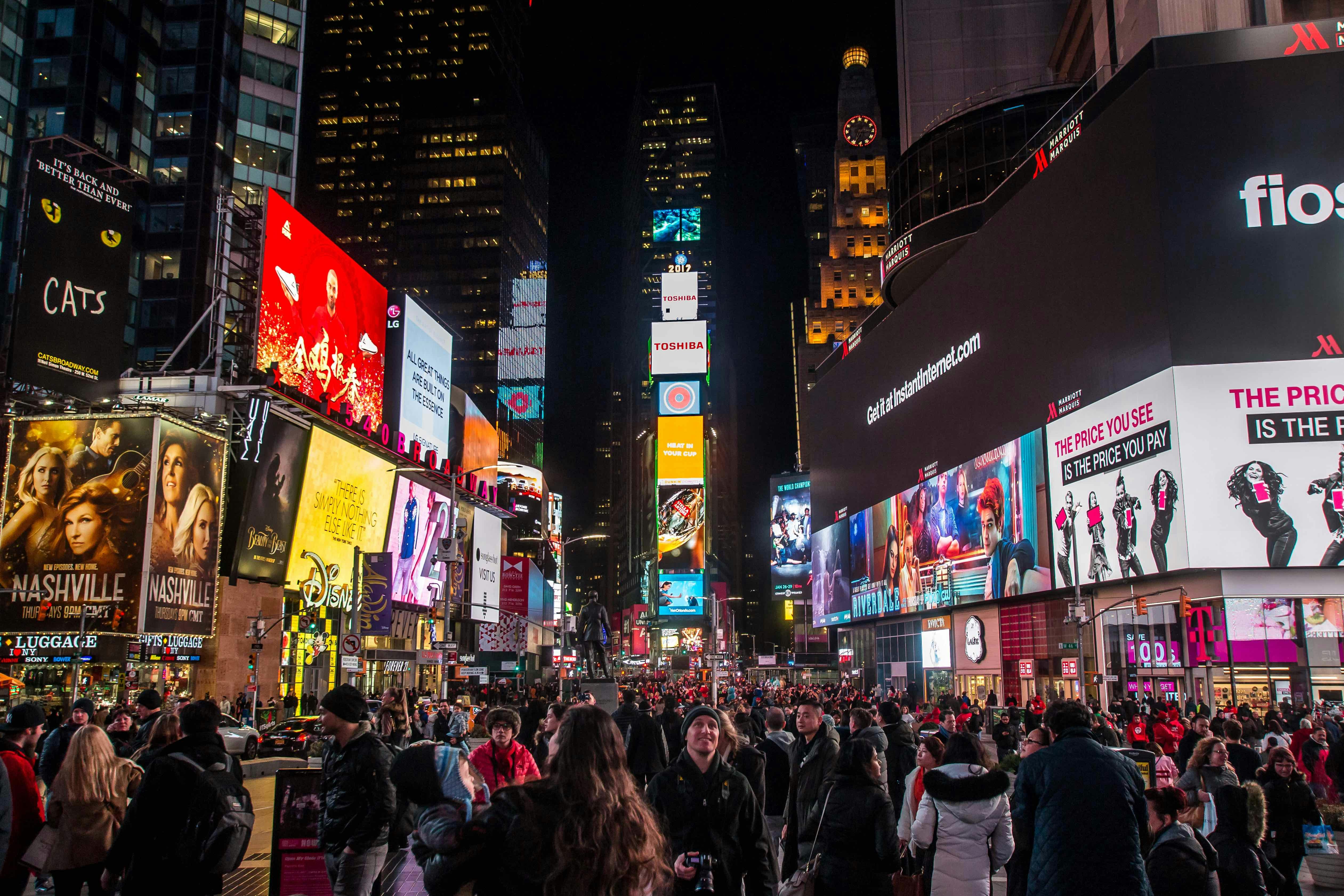 Manhattan la nuit, Times Square brillant de lumières colorées, rue animée