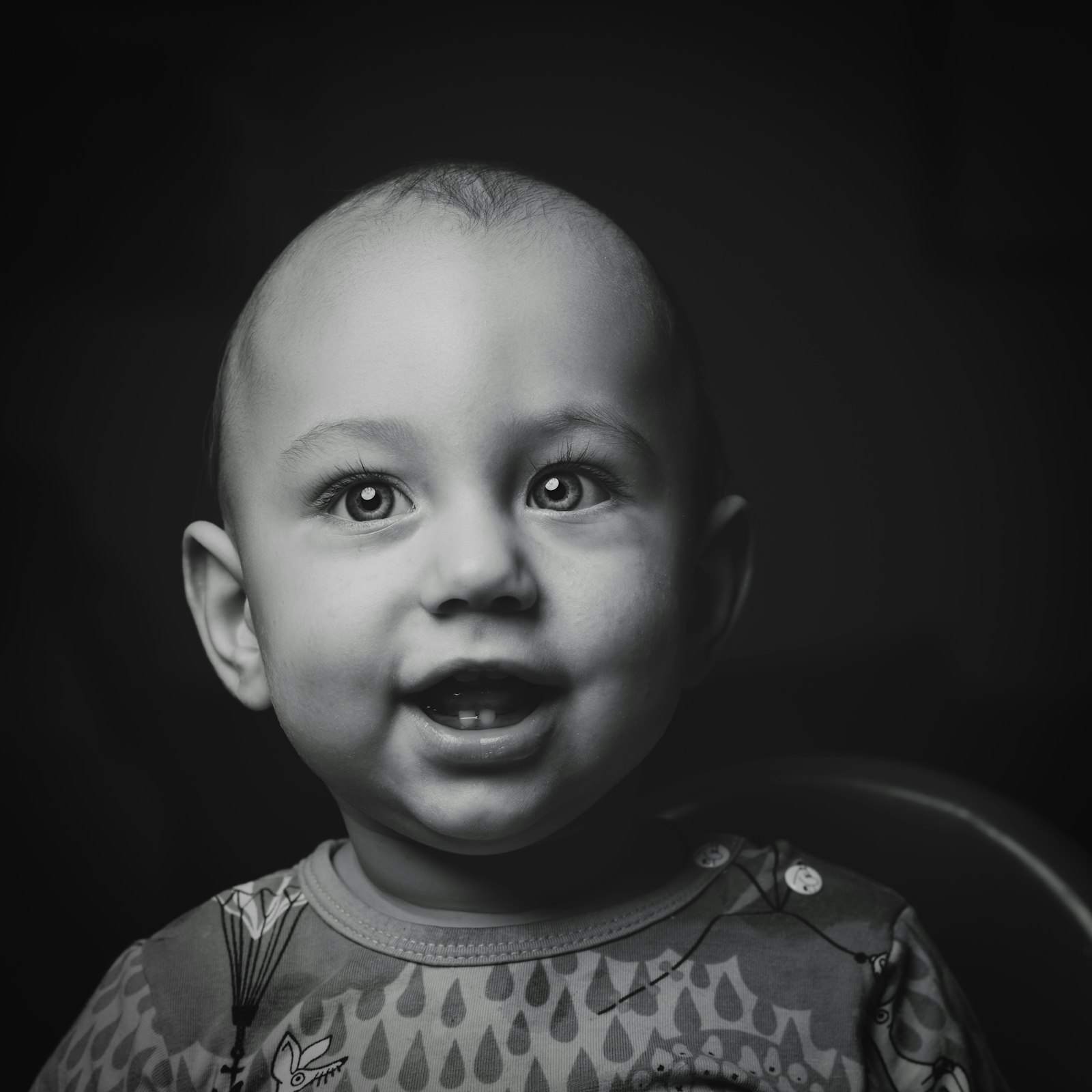 Nikon D810 + Nikon AF-S Nikkor 85mm F1.4G sample photo. Baby's crew-neck top grayscale photography