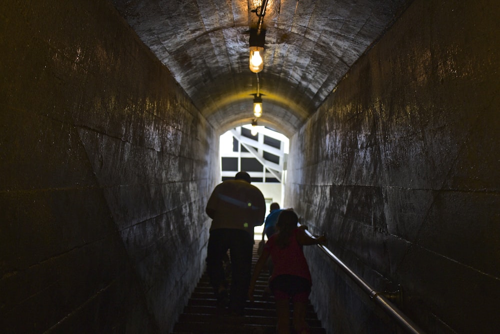 Hombre y niño pasando por el túnel