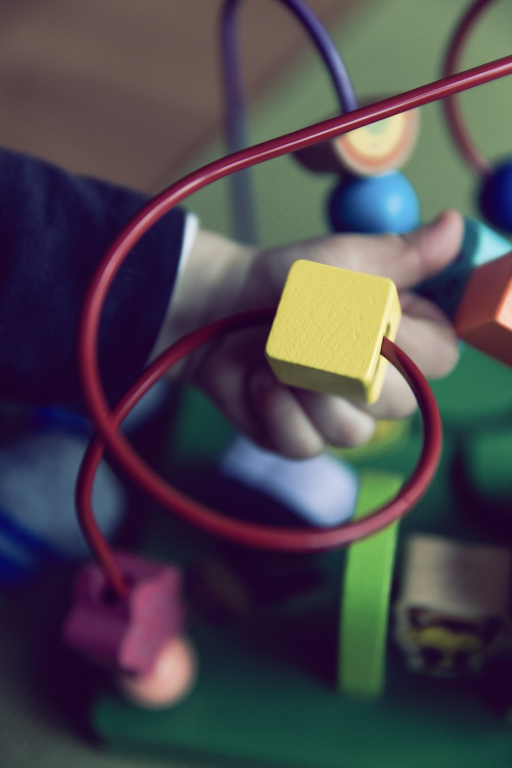 아기 놀이 활동 큐브의 선택적 초점 사진