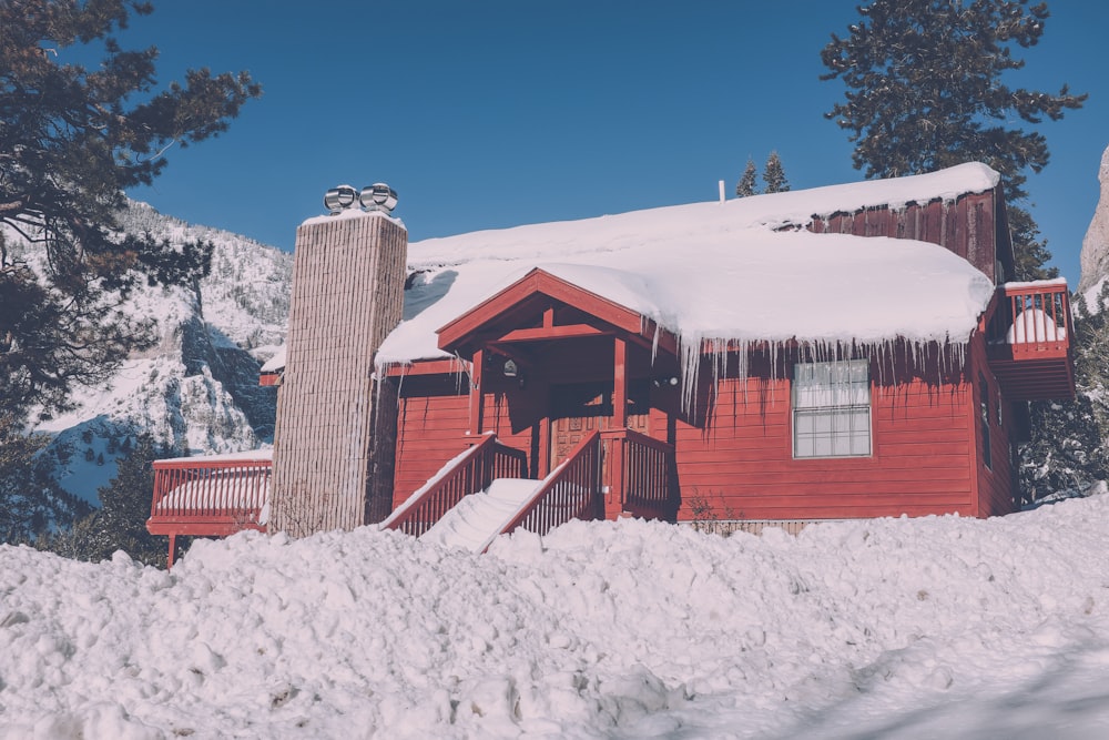 Edifício vermelho coberto de neve