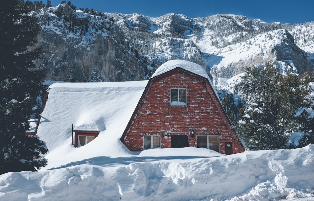 Foto eines braunen Backsteinhauses, das mit Schnee bedeckt ist