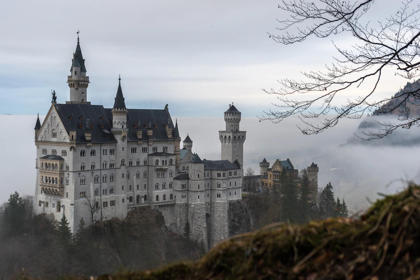 Schloss Neuschwanstein vor den bayerischen Alpen