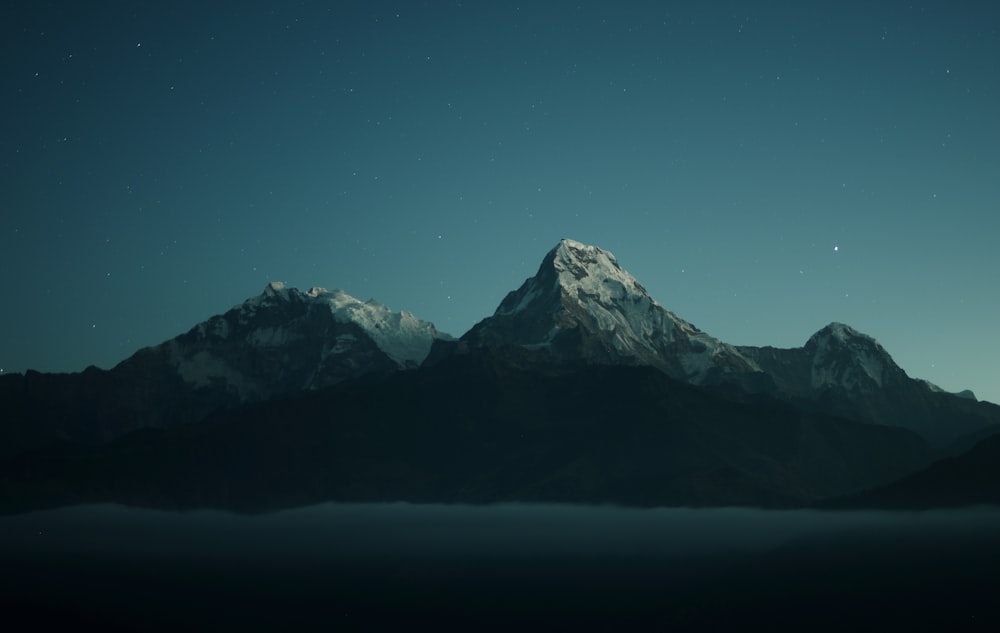 silhouette di montagne durante la fotografia di notte