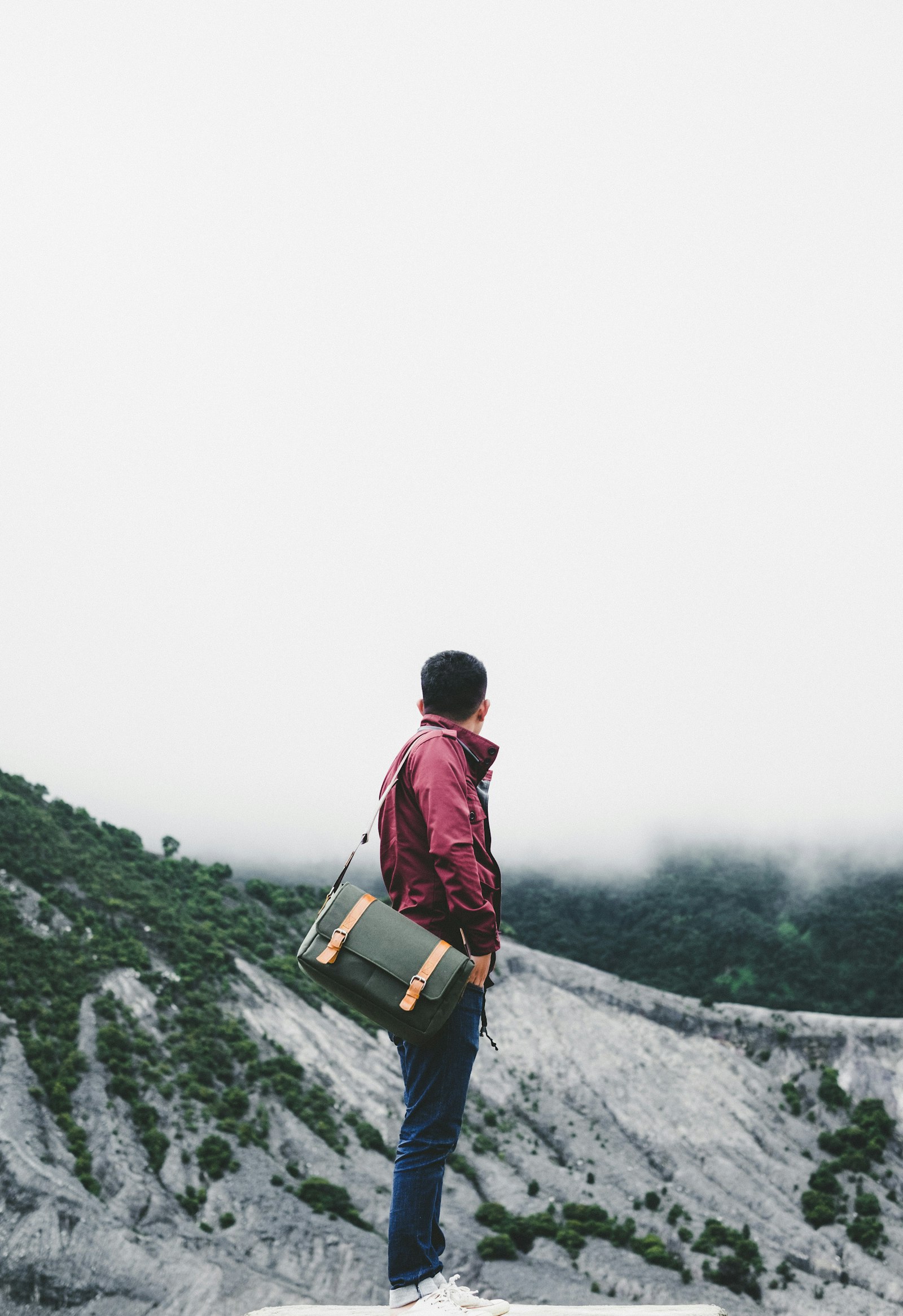 Fujifilm X-T1 + Fujifilm XF 35mm F1.4 R sample photo. Man carrying black crossbody photography