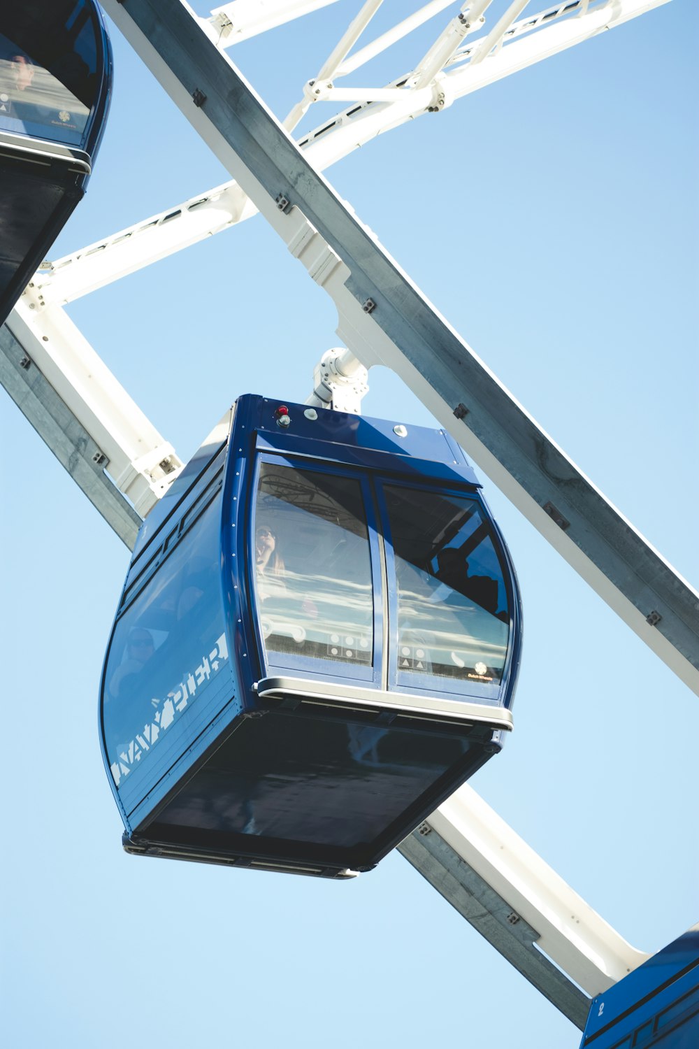 Blaue und graue Seilbahn