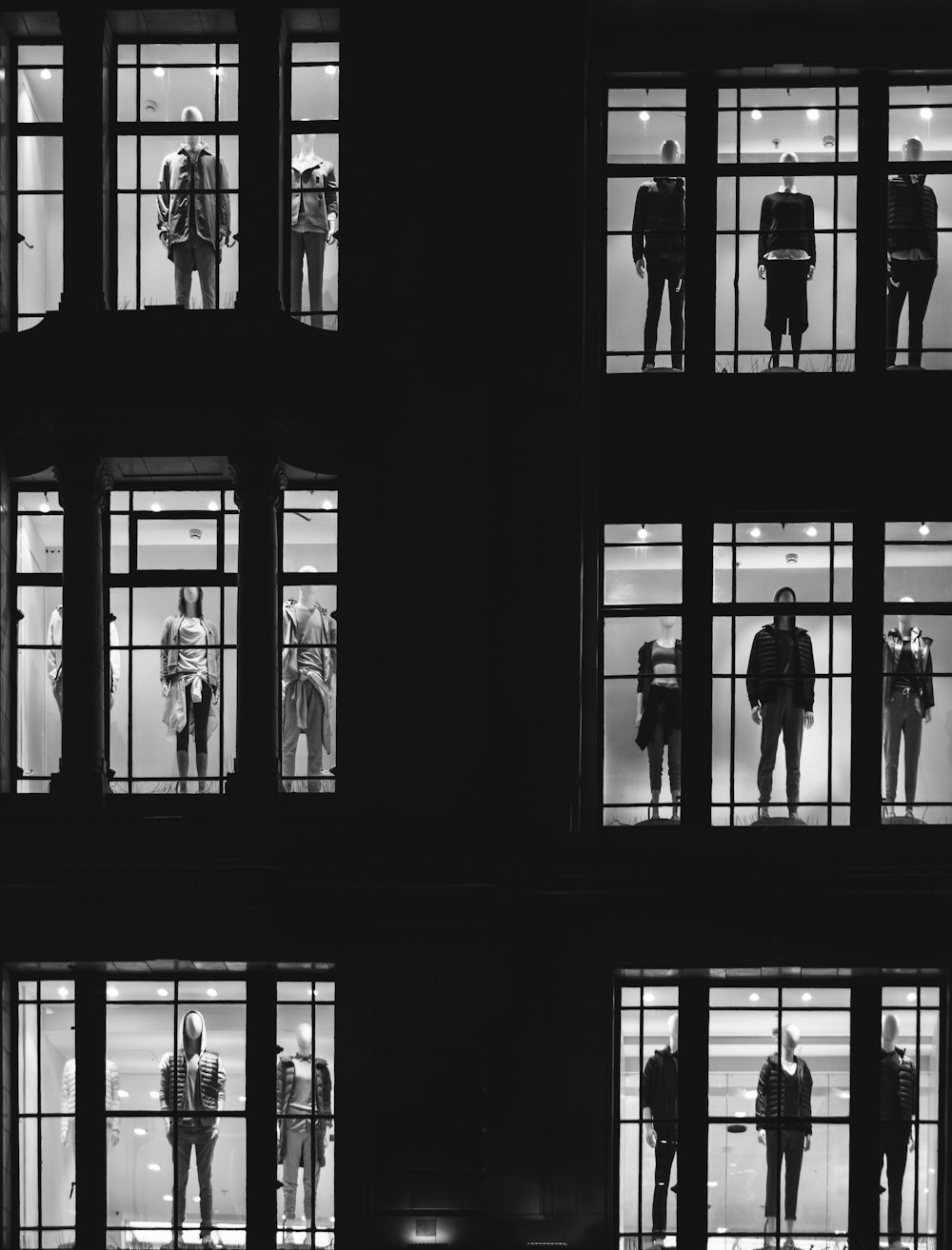 mannequin devant les fenêtres