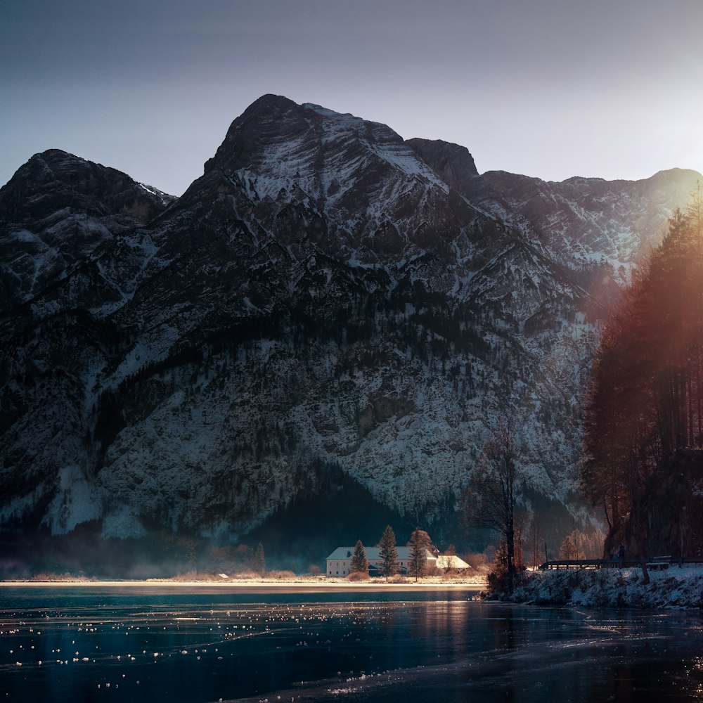 Manoir à côté d’une montagne enneigée