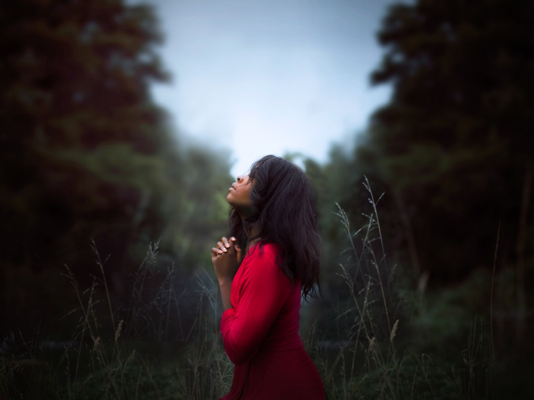 foto de mulher de fé orando em meio a natureza