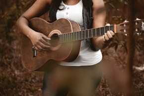 How to learn to play the guitar by yourself