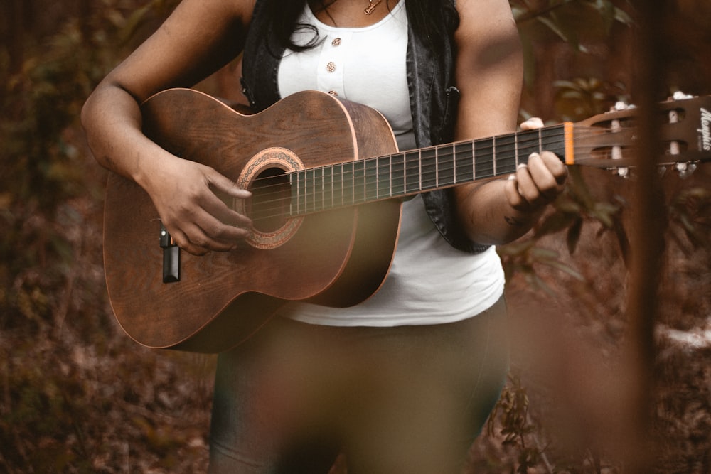 personne jouant de la guitare