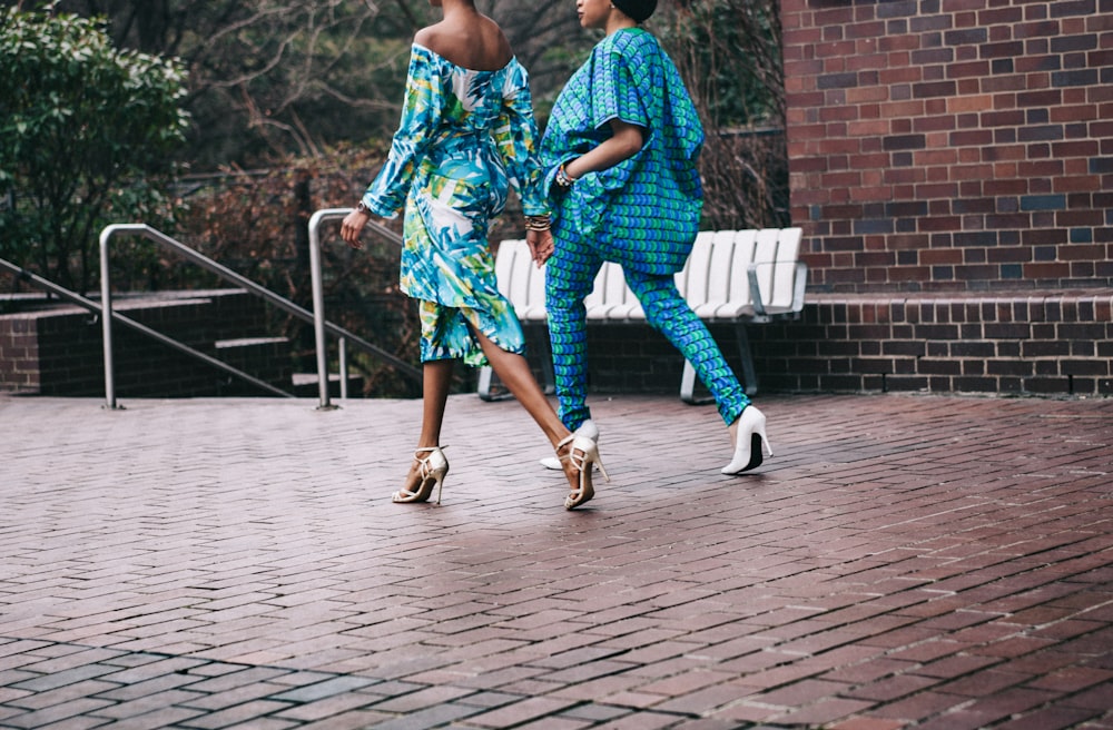 deux femmes en pantalon barboteuse turquoise