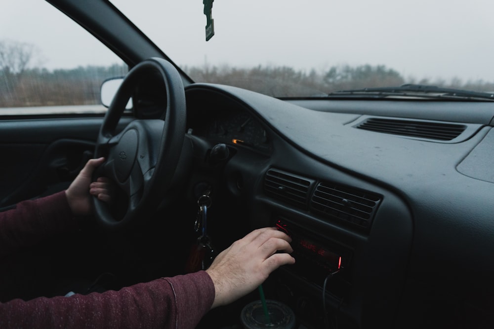 personne conduisant une voiture noire