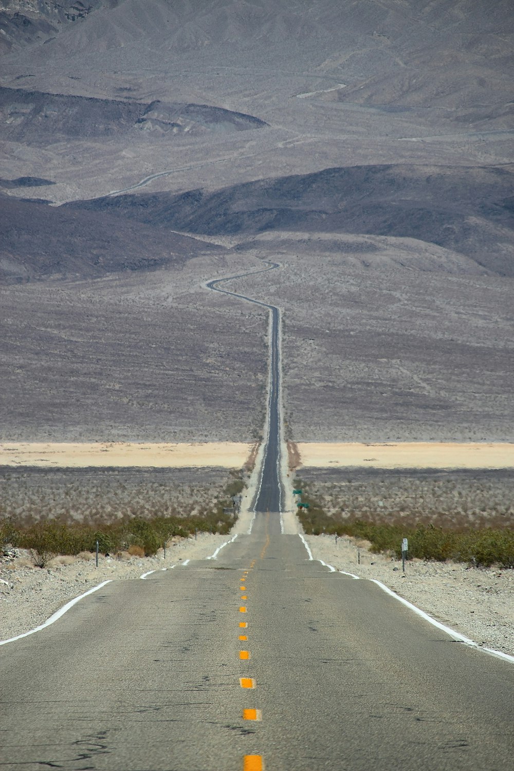 Camino vacío a lo largo de la montaña